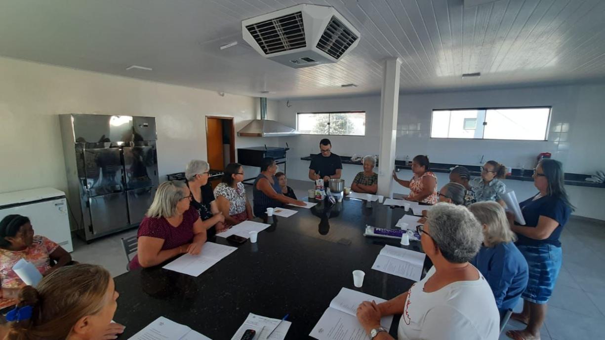 Idosos do SCFV participam de curso especial de panificação e salgados