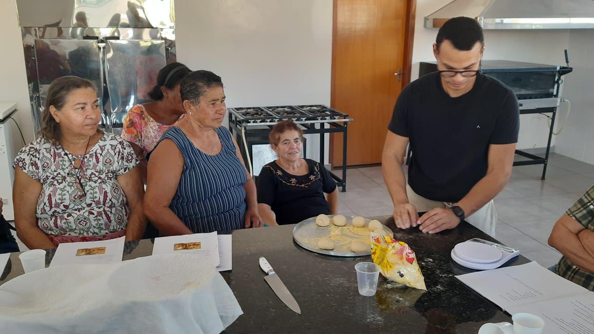 Idosos do SCFV participam de curso especial de panificação e salgados