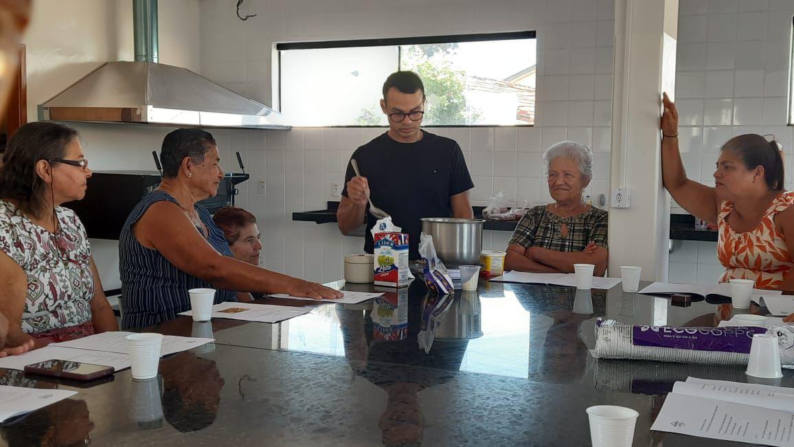 Idosos do SCFV participam de curso especial de panificação e salgados