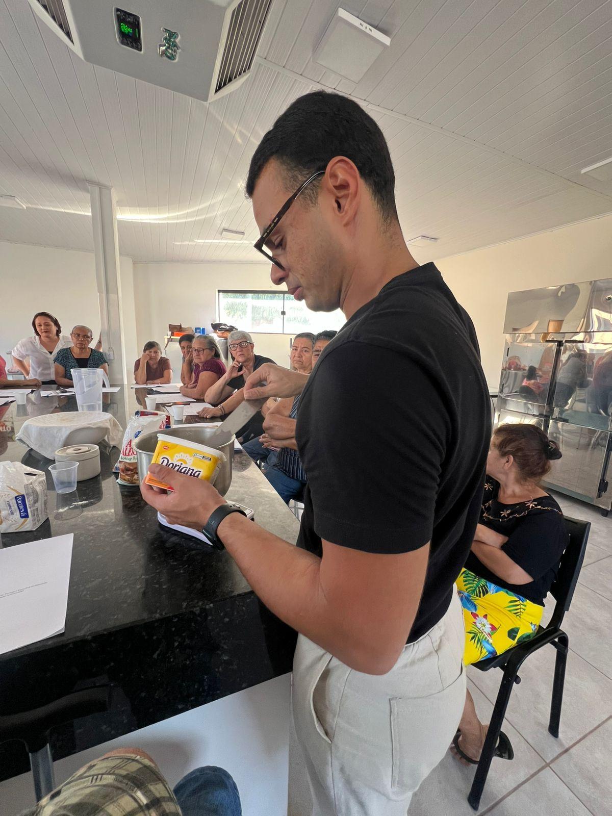 Idosos do SCFV participam de curso especial de panificação e salgados