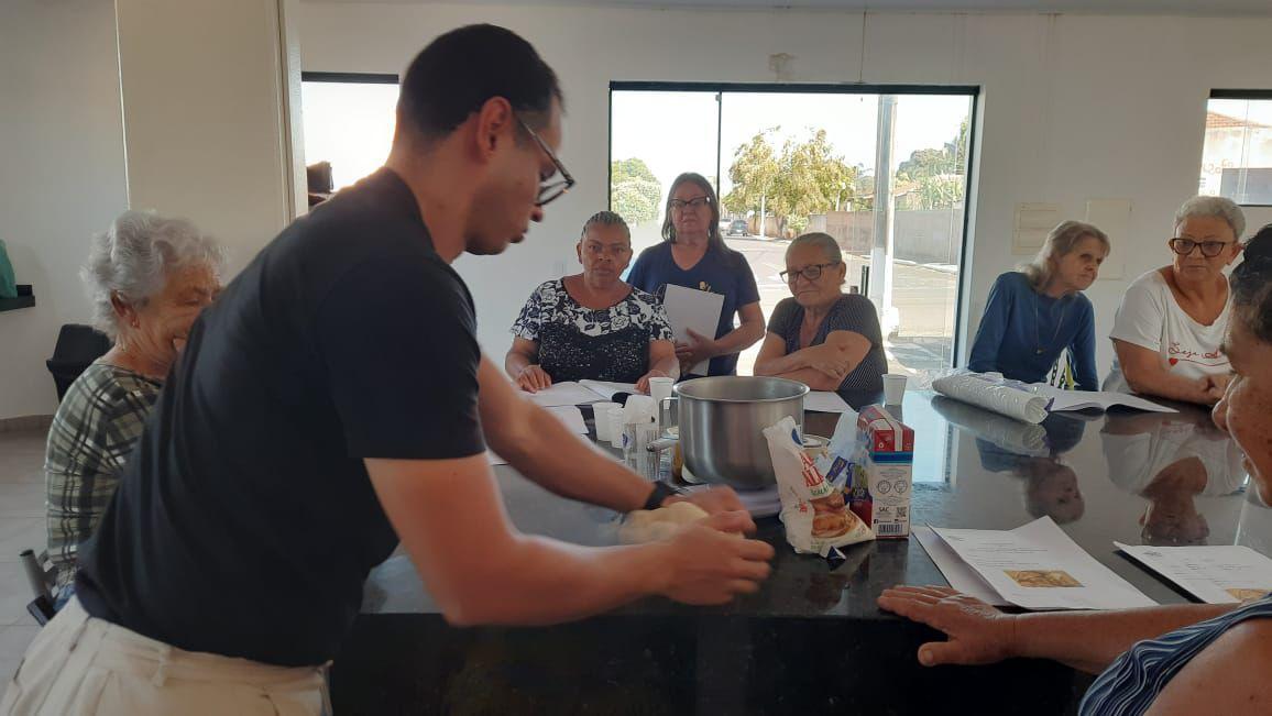 Idosos do SCFV participam de curso especial de panificação e salgados