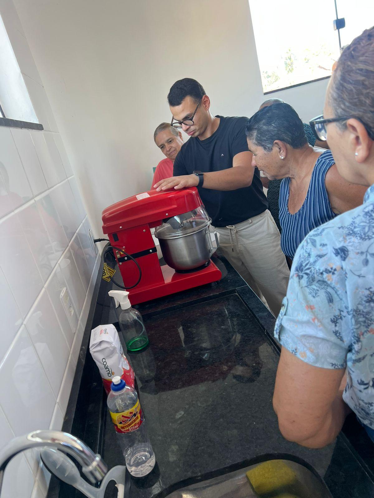 Idosos do SCFV participam de curso especial de panificação e salgados