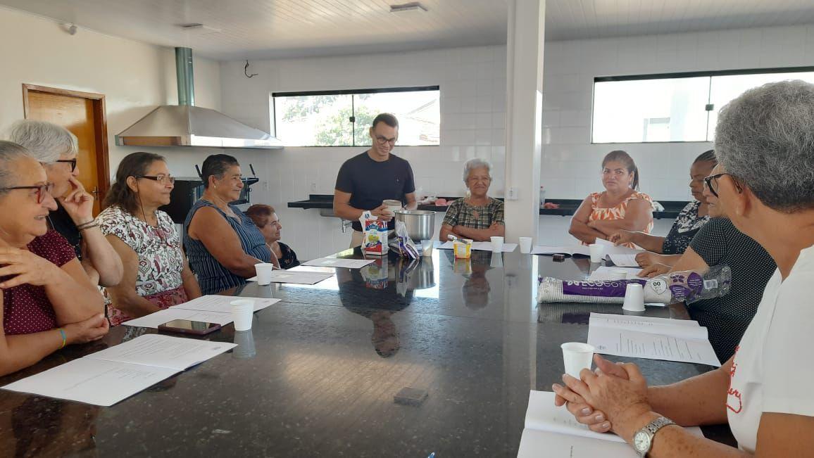 Idosos do SCFV participam de curso especial de panificação e salgados