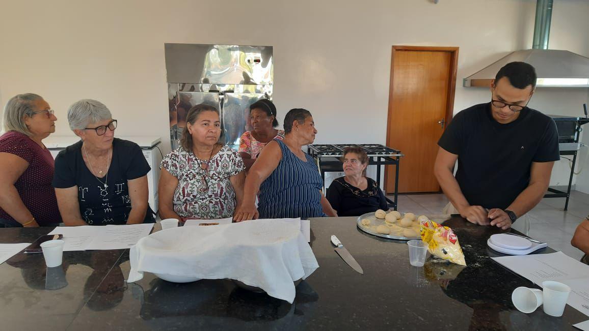 Idosos do SCFV participam de curso especial de panificação e salgados