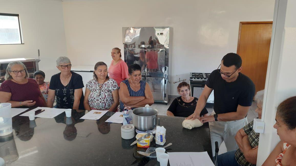 Idosos do SCFV participam de curso especial de panificação e salgados