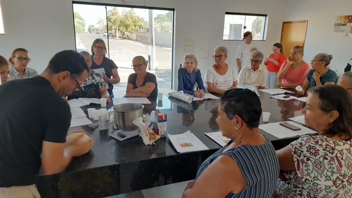 Idosos do SCFV participam de curso especial de panificação e salgados