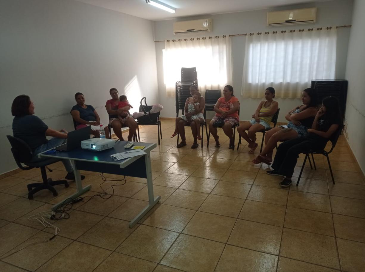 Reunião socioassistencial com o grupo do Plano de Acompanhamento Familiar
