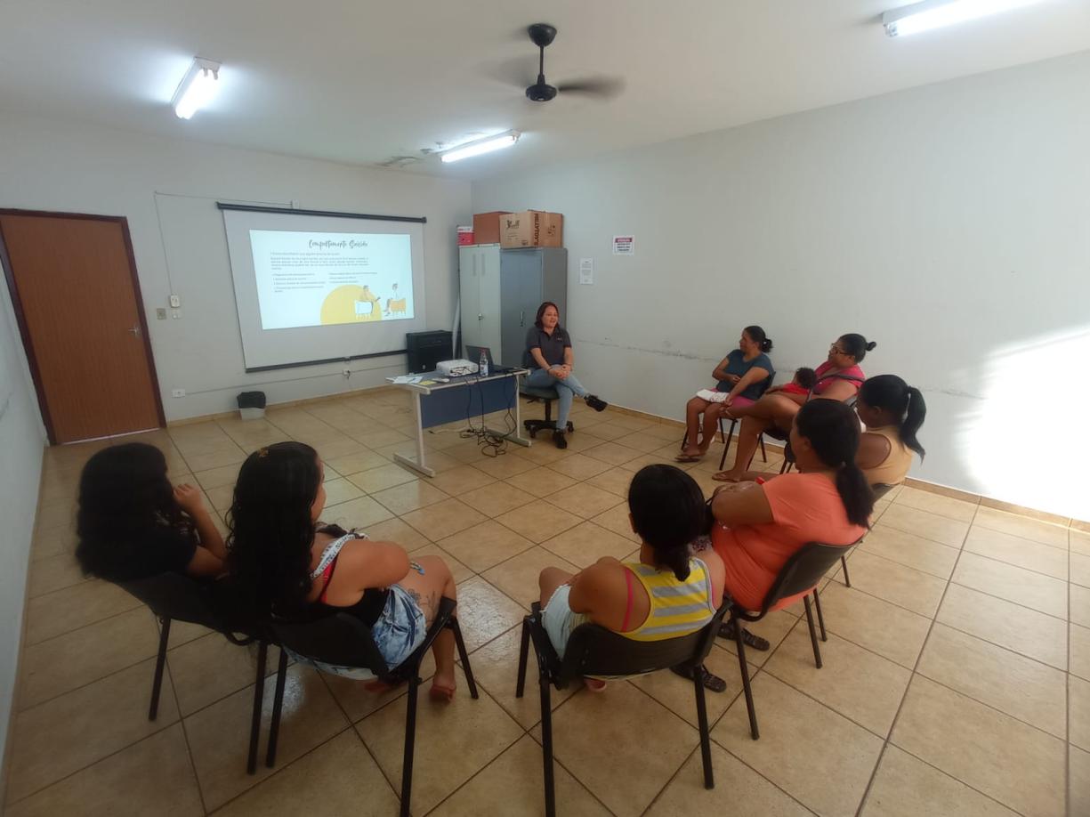 Reunião socioassistencial com o grupo do Plano de Acompanhamento Familiar