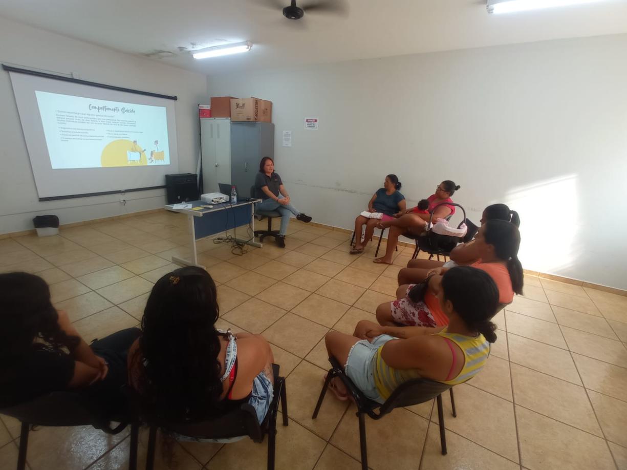 Reunião socioassistencial com o grupo do Plano de Acompanhamento Familiar