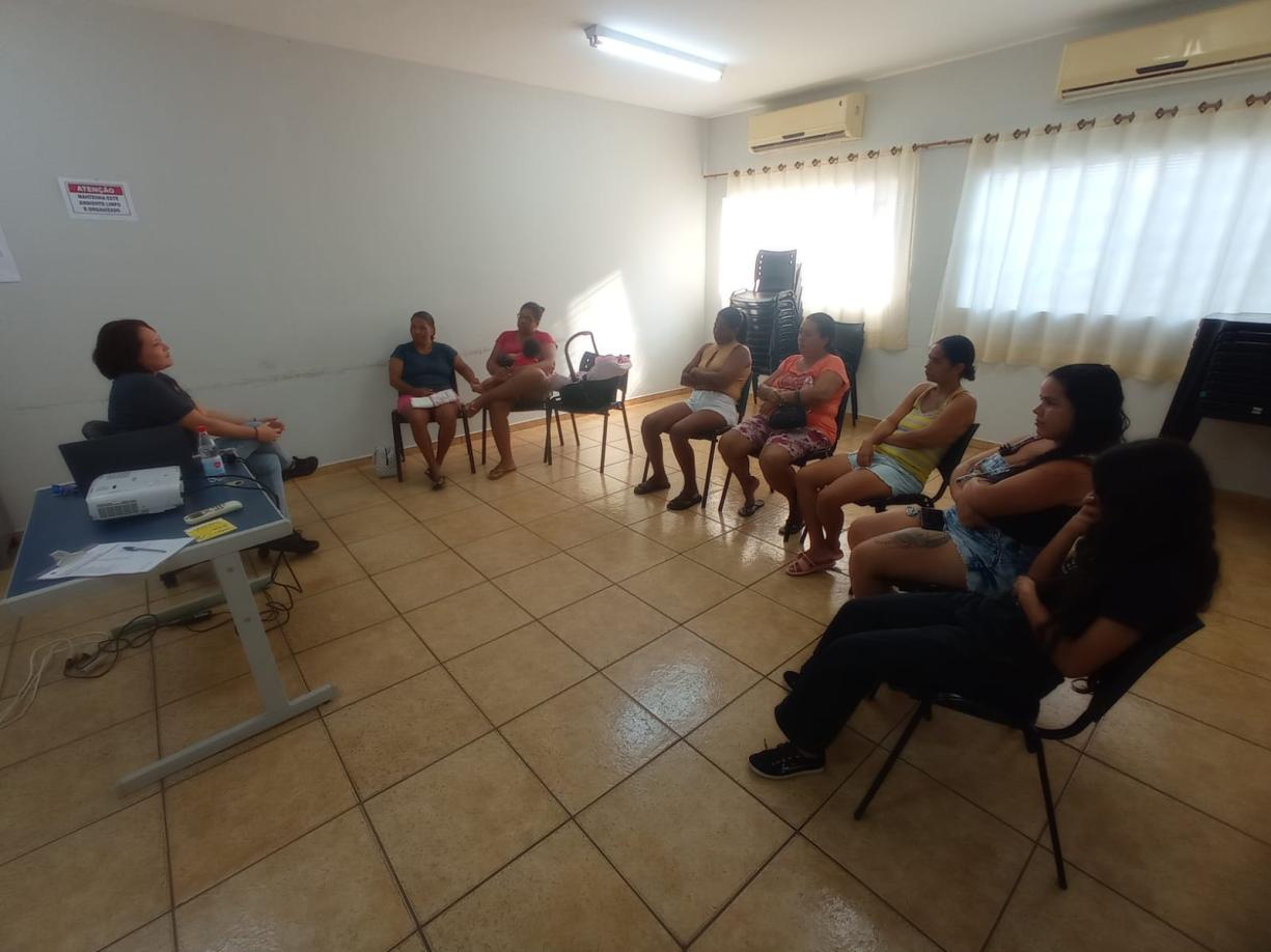 Reunião socioassistencial com o grupo do Plano de Acompanhamento Familiar