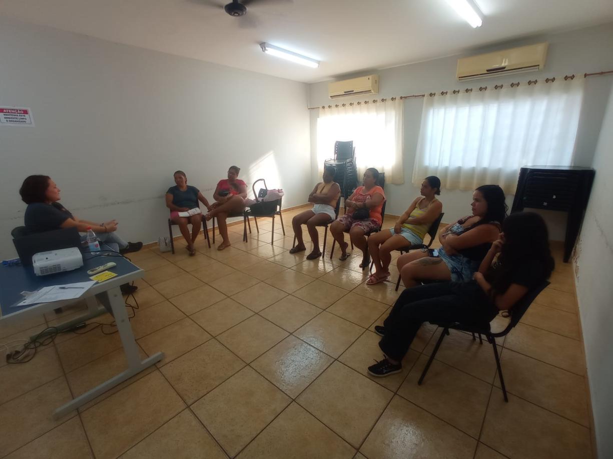 Reunião socioassistencial com o grupo do Plano de Acompanhamento Familiar