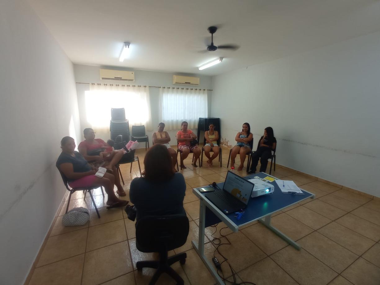 Reunião socioassistencial com o grupo do Plano de Acompanhamento Familiar