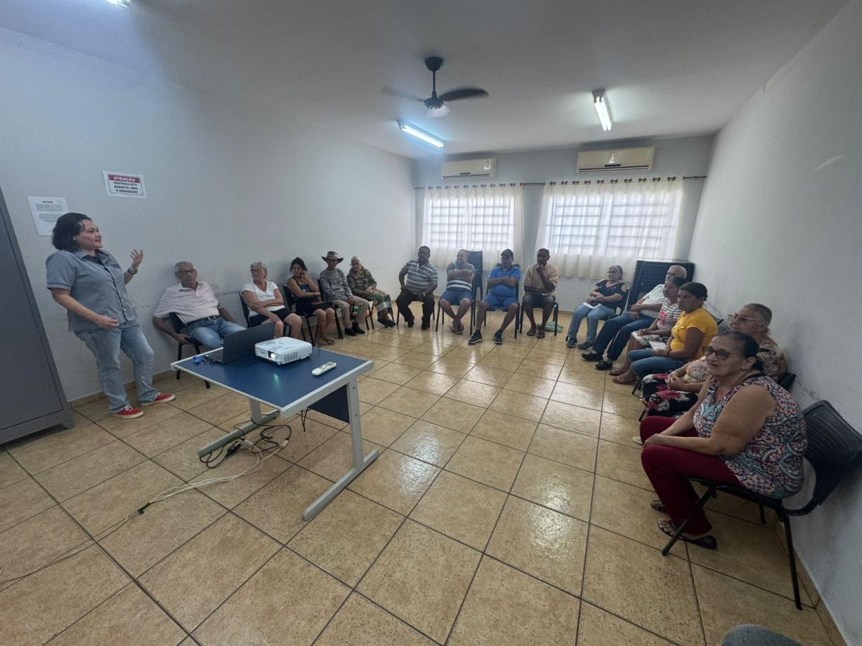 Reunião socioassistencial com os participantes do grupo SCFV