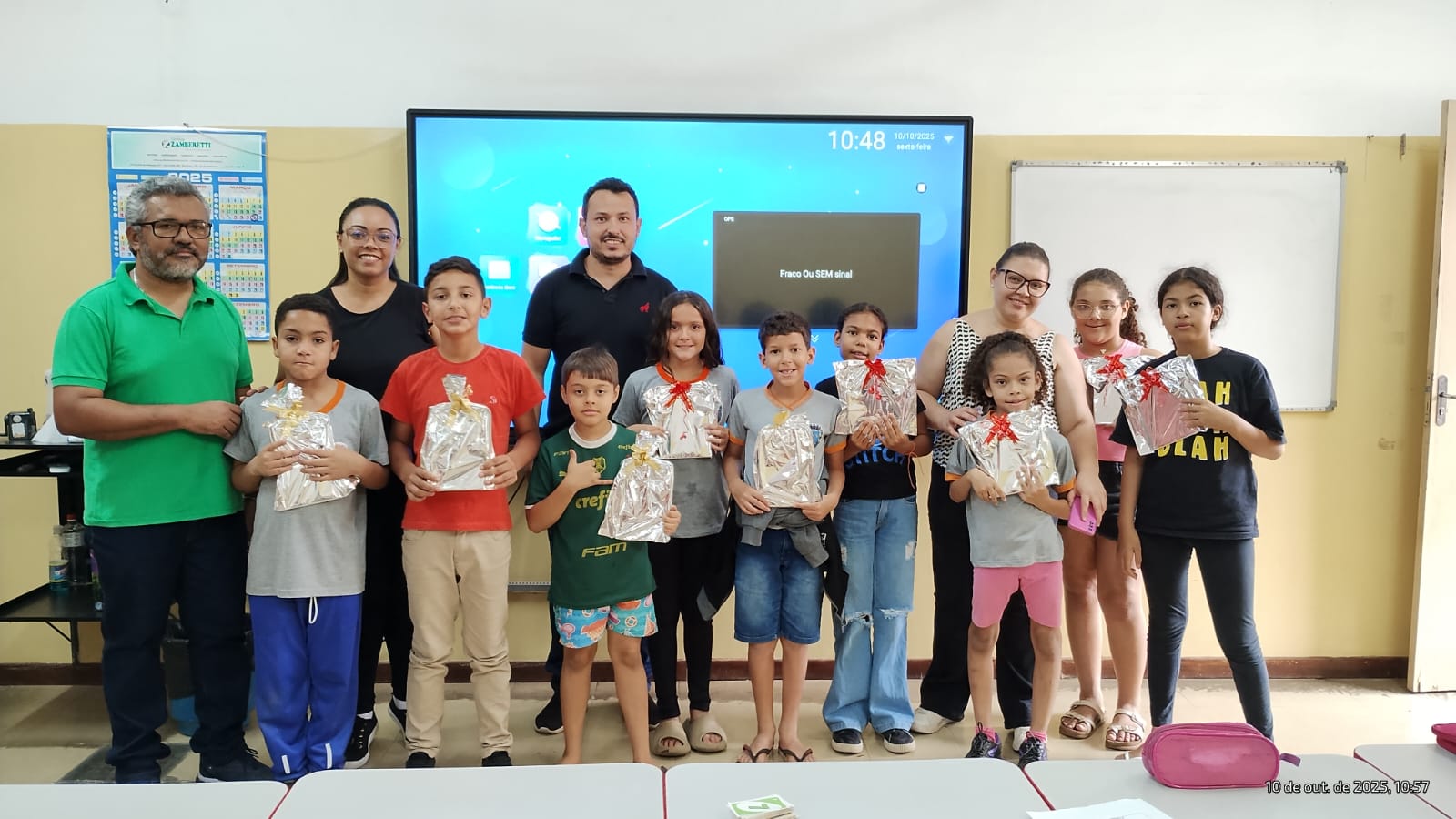 Prefeitura de Guzolândia presenteia alunos da rede municipal com lousas mágicas em comemoração ao Dia das Crianças.