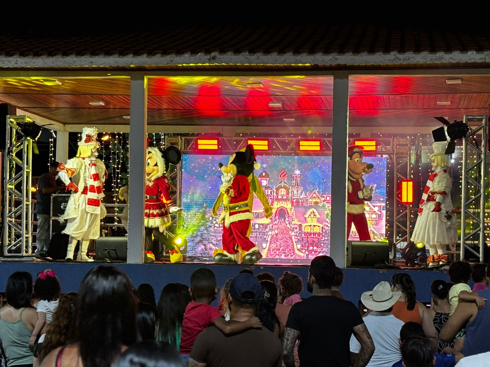 A Magia do Natal ilumina a cidade com a Chegada do Papai Noel e Chuva de Presentes.