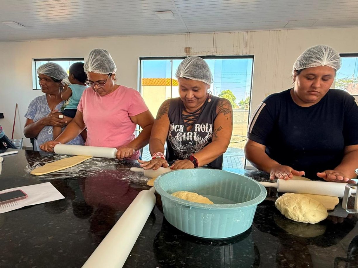 Usuárias referenciadas ao Cras participam de oficina de Pães Caseiros
