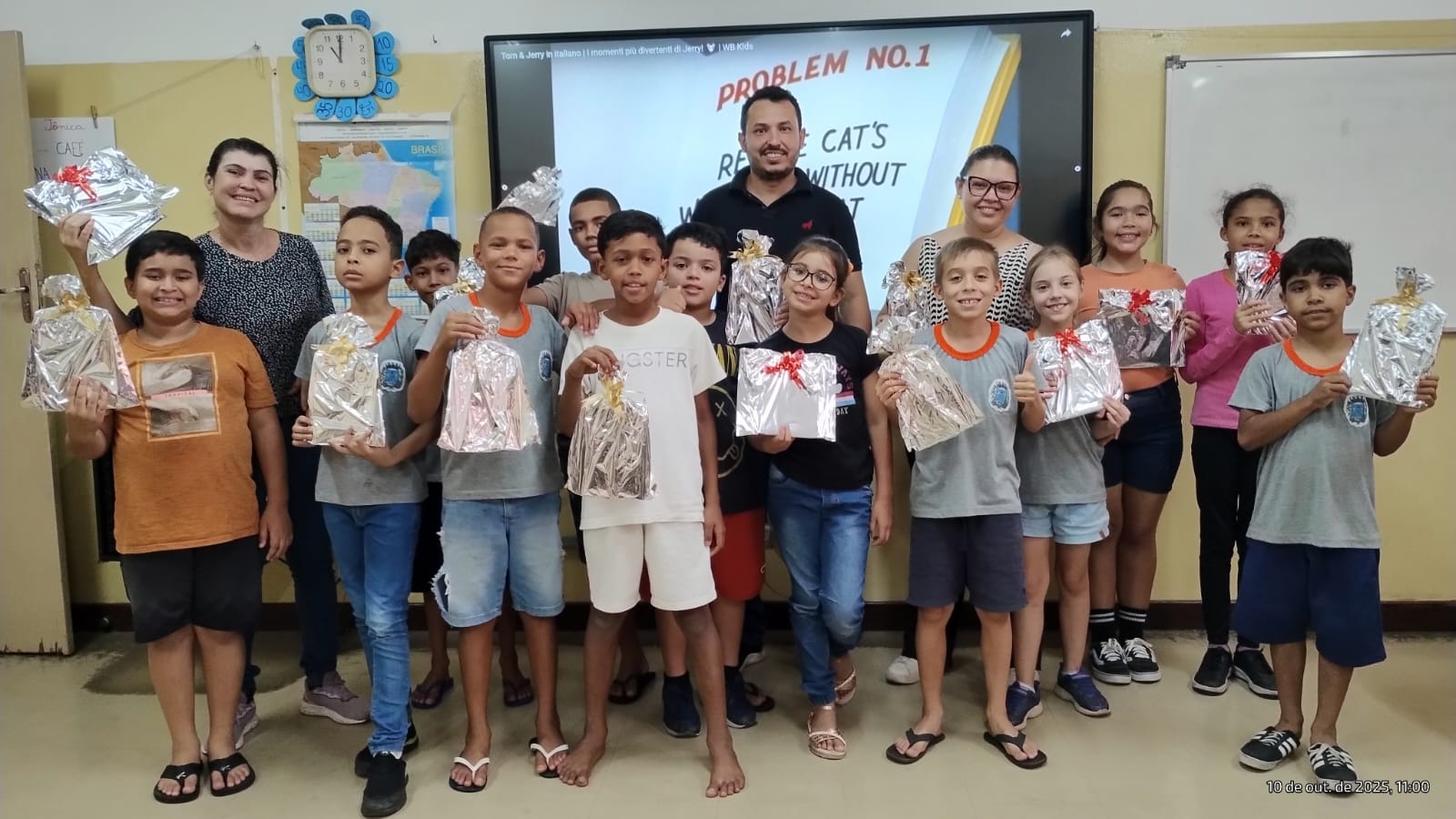 Prefeitura de Guzolândia presenteia alunos da rede municipal com lousas mágicas em comemoração ao Dia das Crianças.