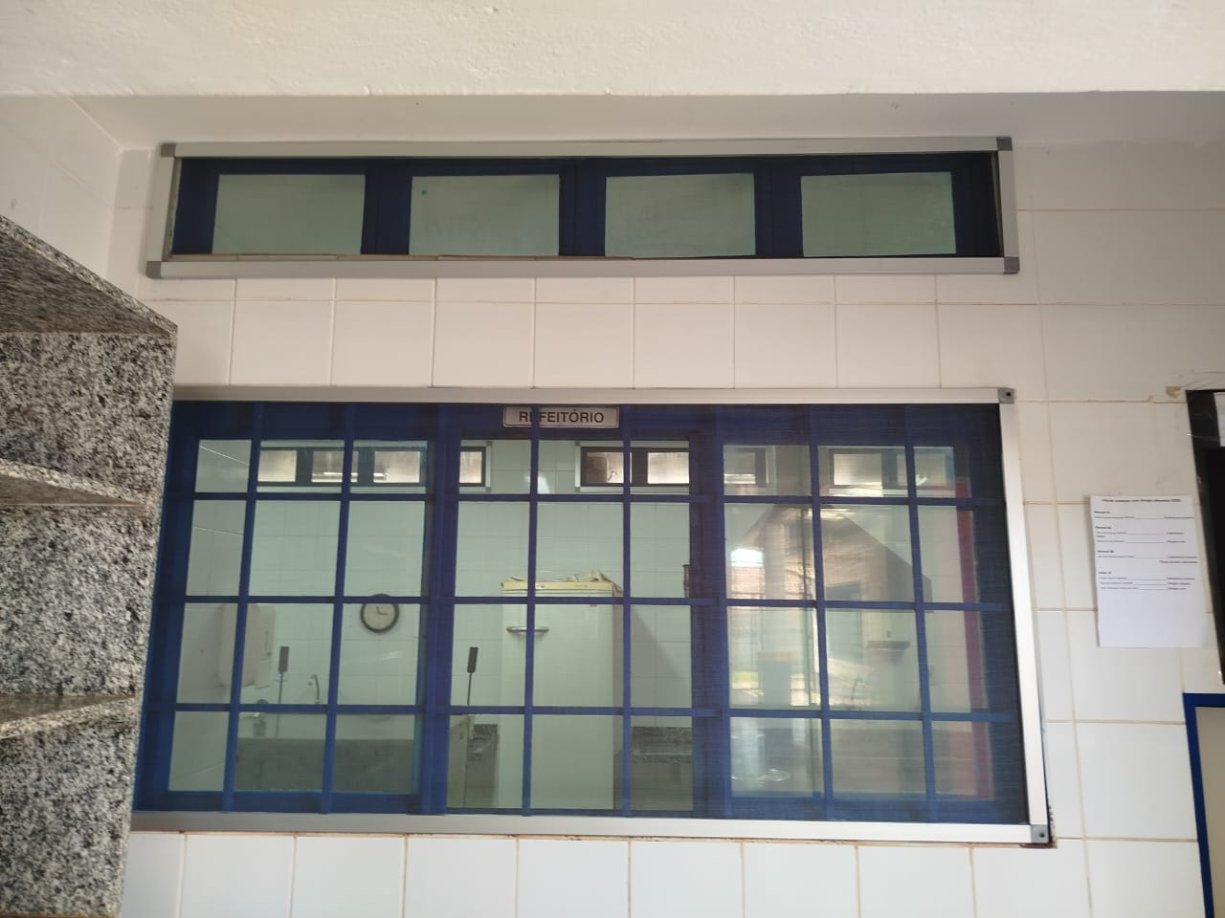 Departamento Municipal de Educação de Guzolândia realiza instalação de telas de proteção nas cozinhas escolares.