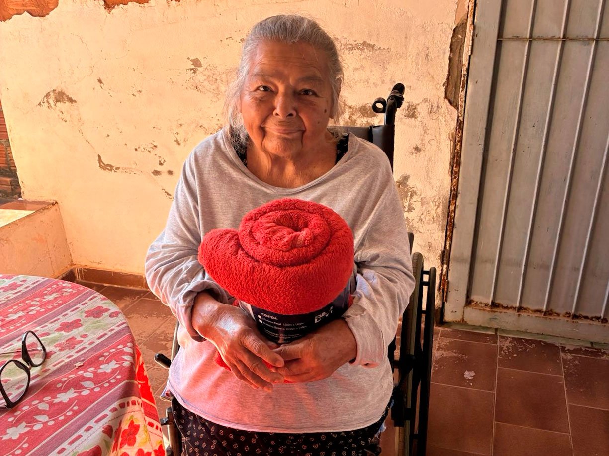 Campanha do Agasalho inicia com distribuição de cobertores para idosos prioritarios