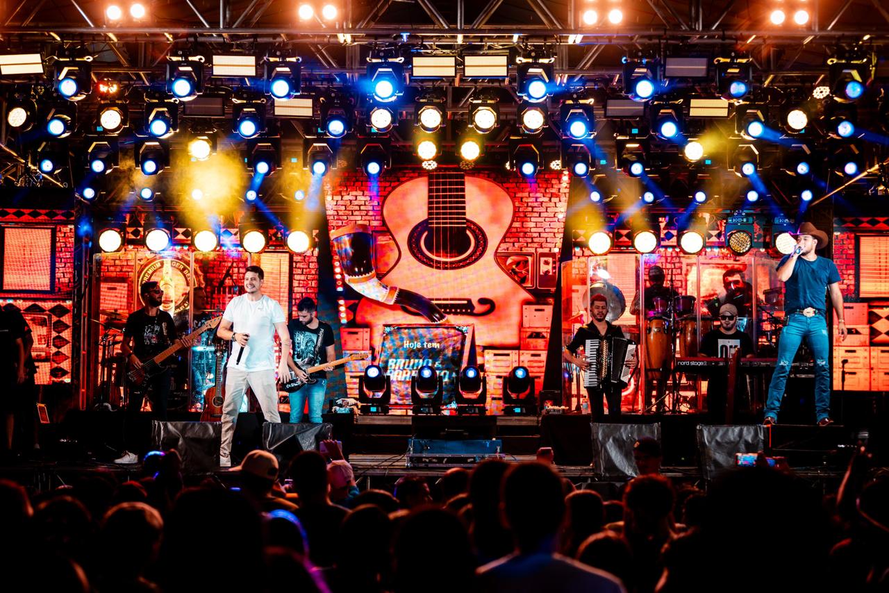 COM PÁTIO DA RODOVIÁRIA LOTADO, BRUNO & BARRETTO FAZEM SHOW EM COMEMORAÇÃO AO ANIVERSÁRIO DA CIDADE.