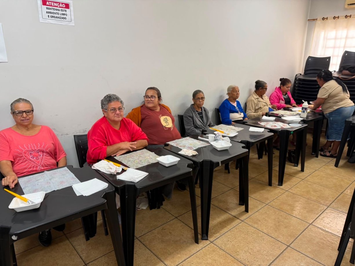 Idosos participam de Oficina de Decoupage de pratos no CRAS