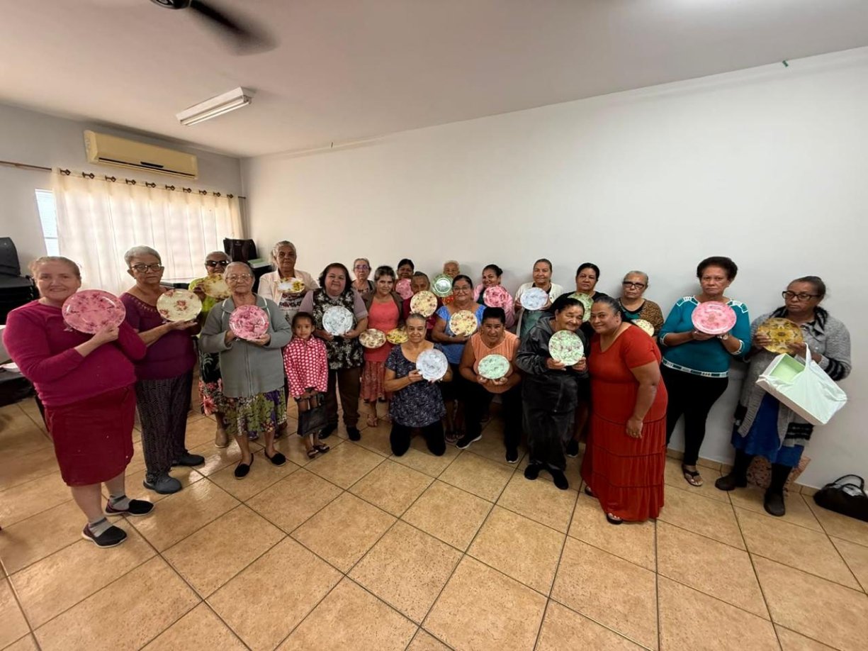 Idosos finalizam decoração em Artefatos de MDF no CRAS
