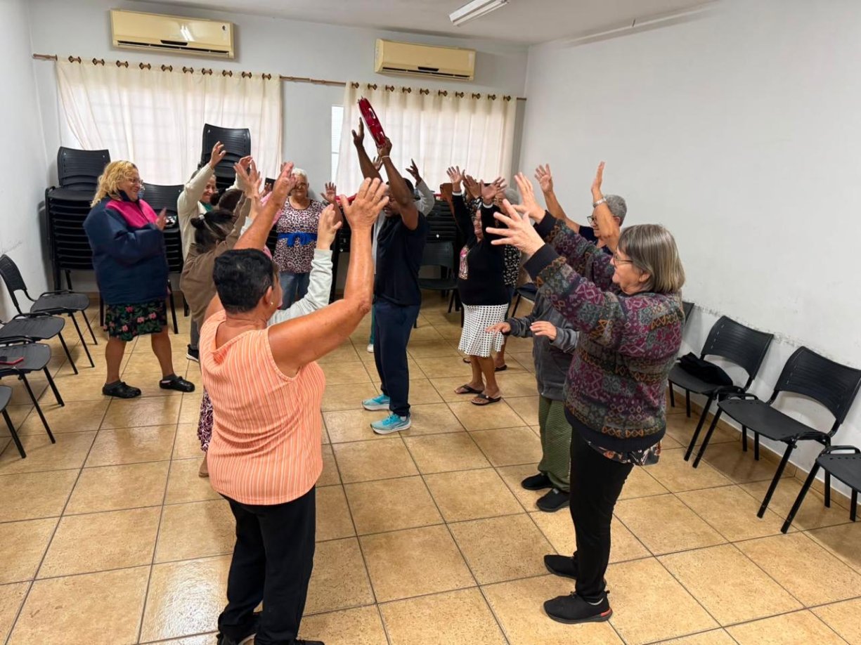  Idosos se exercitam com a Gingoterapia para se aquecer nesse inverno