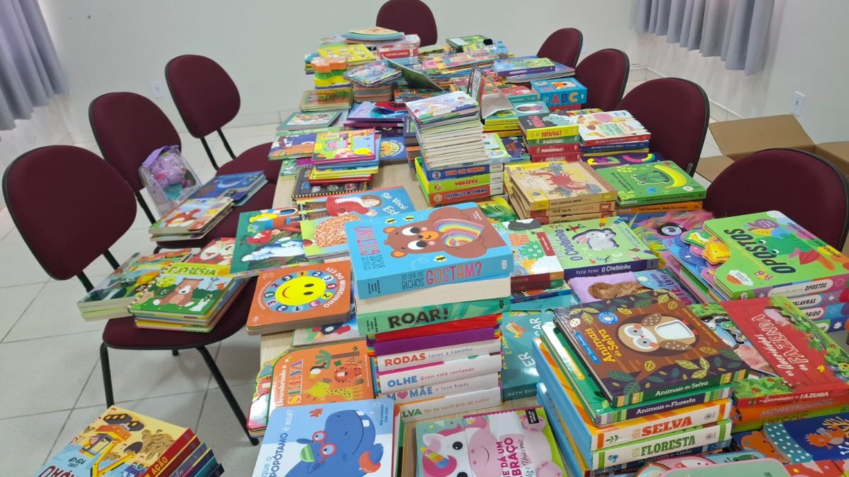 Guzolândia Investe na Educação Infantil com Aquisição de 302 Livros de Histórias
