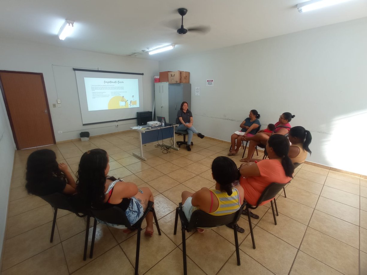Reunião socioassistencial com o grupo do Plano de Acompanhamento Familiar