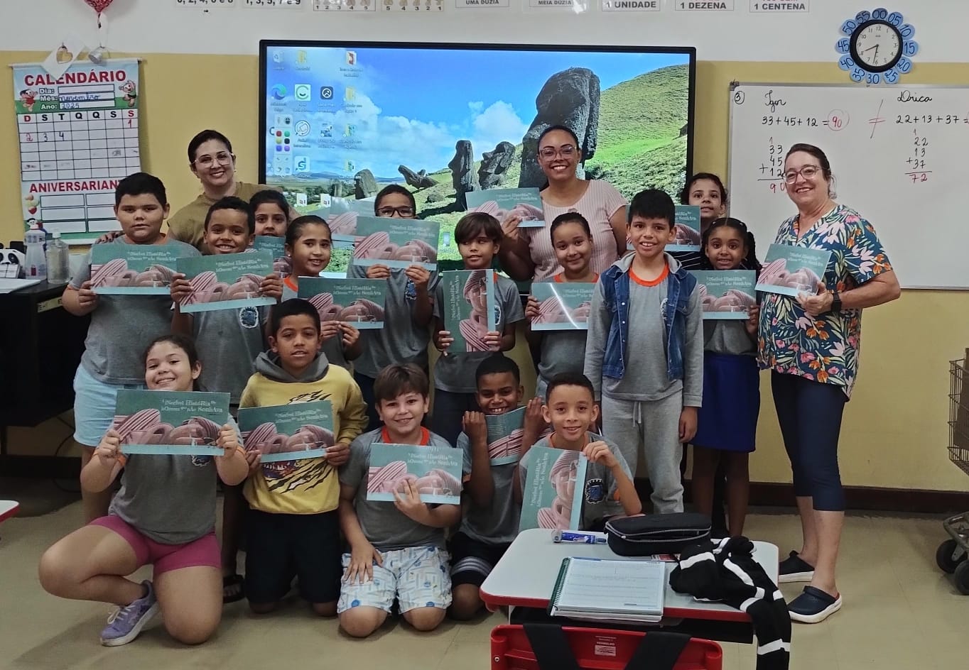 Alunos do Ensino Fundamental I recebem o 2º lote de livros do Programa Para Ler e Crescer do SESI-SP em Guzolândia.
