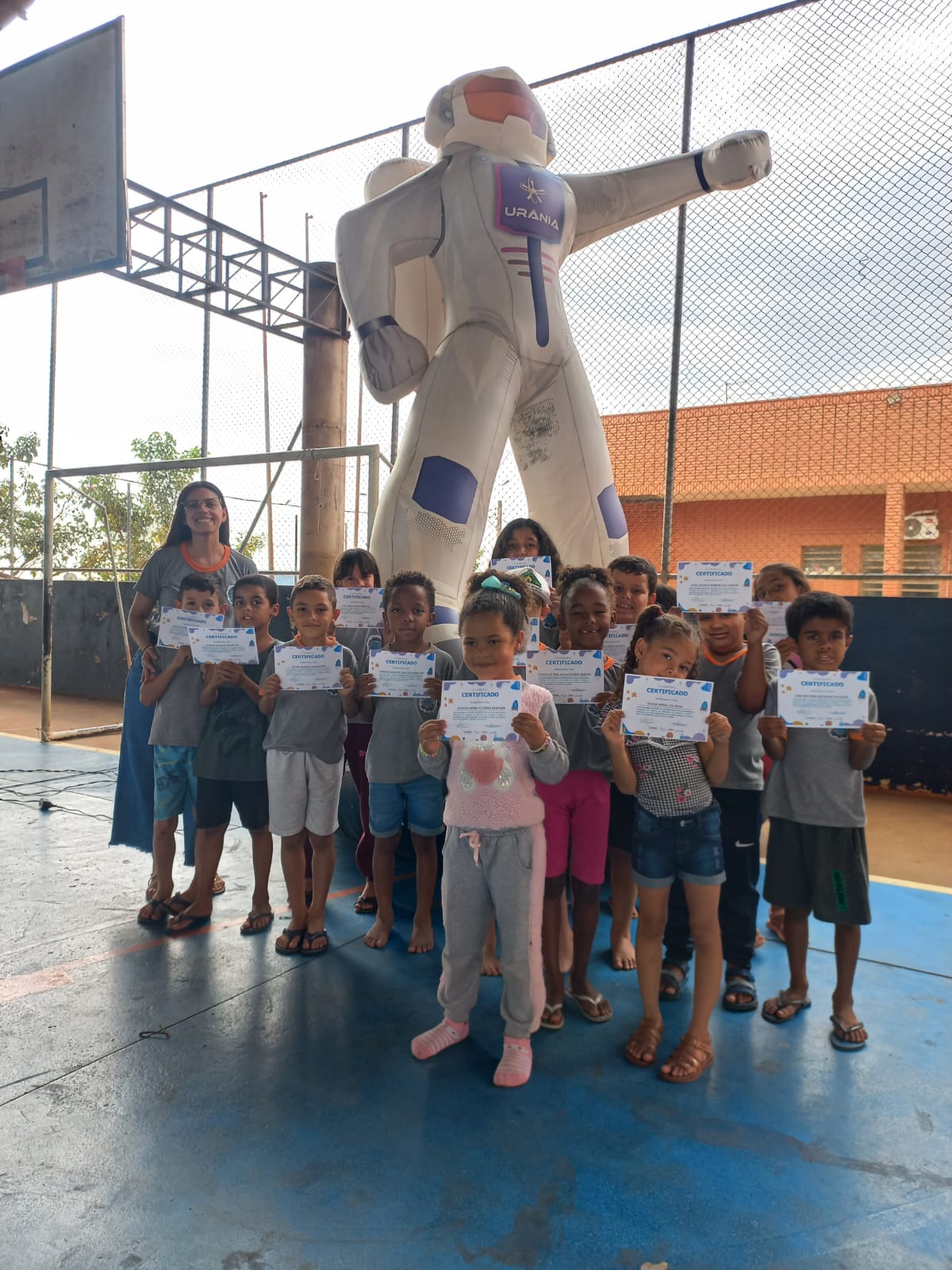 Planetário encanta alunos da rede pública municipal de Guzolândia com experiência imersiva sobre o universo