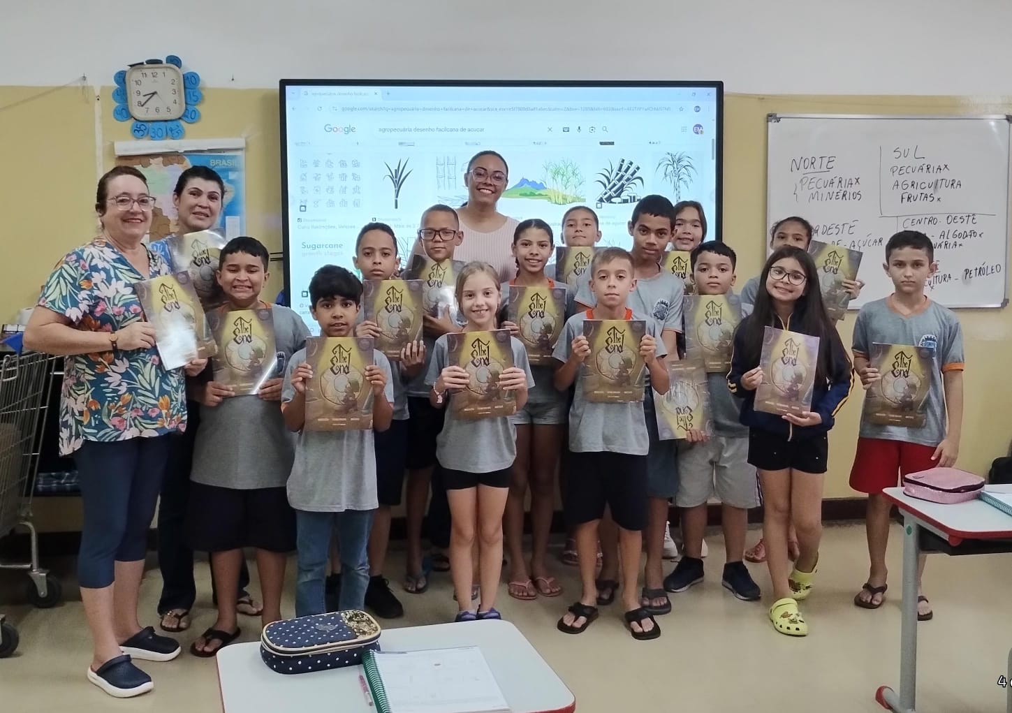 Alunos do Ensino Fundamental I recebem o 2º lote de livros do Programa Para Ler e Crescer do SESI-SP em Guzolândia.